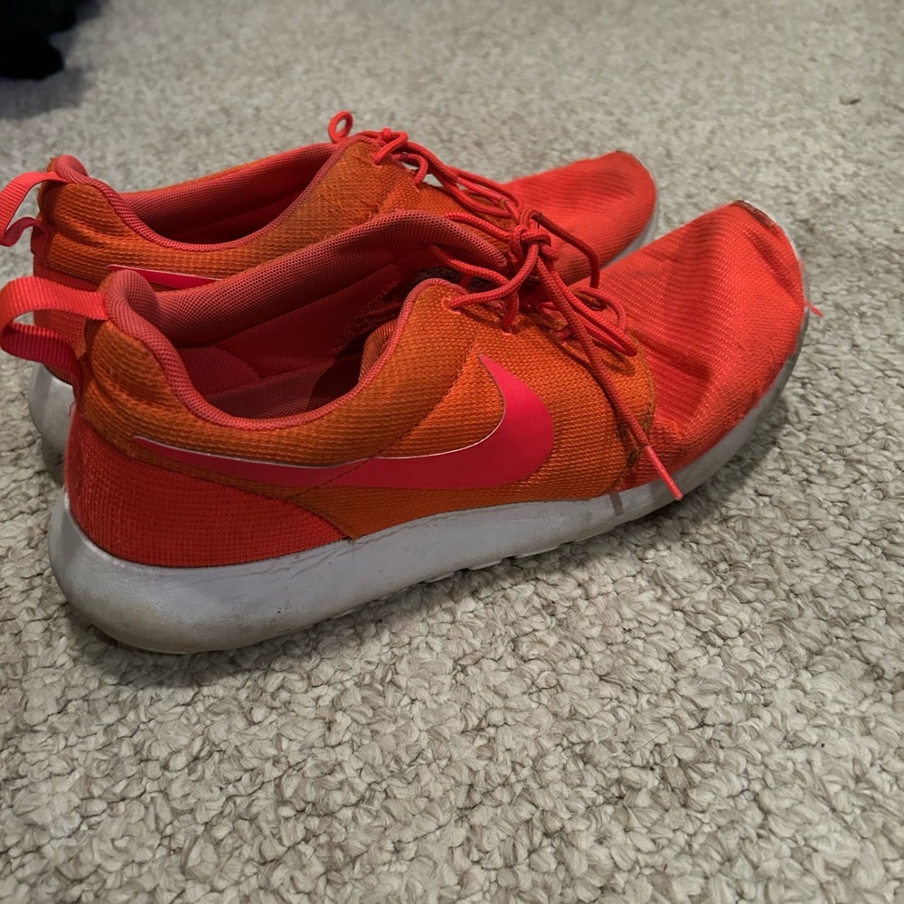Men’s Nike Roshe Run Bright Crimson Shoes (Size 11.5)